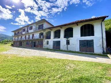 Foto Casale in Frazione Robertiero 14, Gorzegno di 324 m² con 11 locali