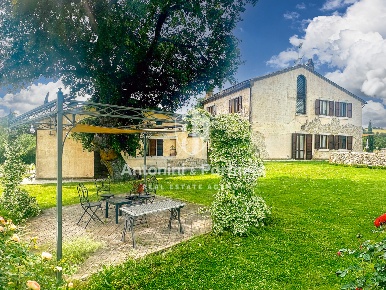 Foto Casale in Via Angelo Cortesi, Todi Centro di 365 m² con 15 locali