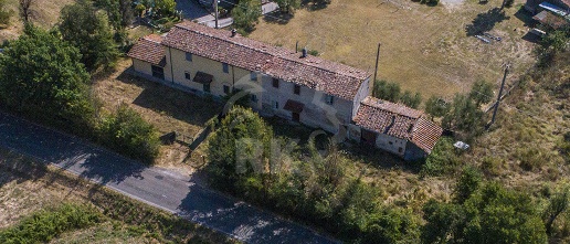 Foto Casale a Fucecchio di 198 m² con 8 locali in vendita