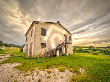 Foto Casale a Serra San Quirico Centro di 322 m² con 10 locali in vendita