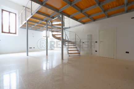 Foto Loft in Contrà Ponte Furo 16, Vicenza di 120 m² con 4 locali