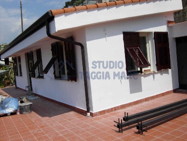Foto Casale in Regione Prati e Pescine, Taggia di 70 m² con 2 locali