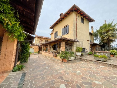 Foto Casale in Località Zegla 6, Cormons di 440 m² con 9 locali in vendita