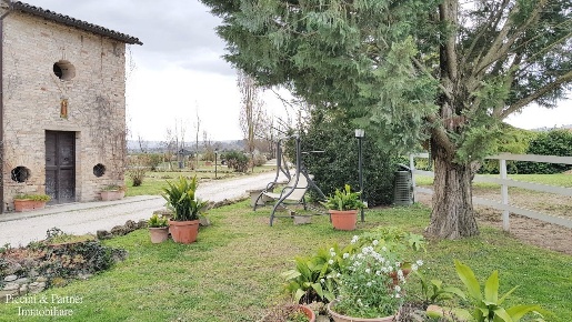 Foto Casale in Via Buglicheto 2, Bevagna di 900 m² con 28 locali in vendita