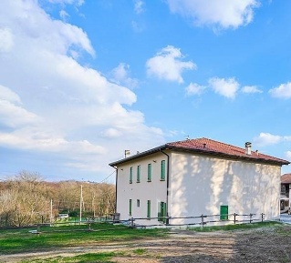 Foto Casale in Via C. Battisti 4, Merone di 627 m² con 13 locali in vendita