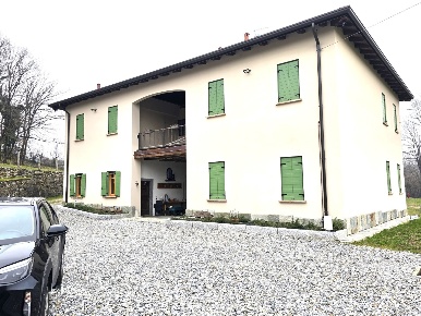 Foto Casale in Via C. Battisti 4, Merone di 627 m² con 13 locali in vendita