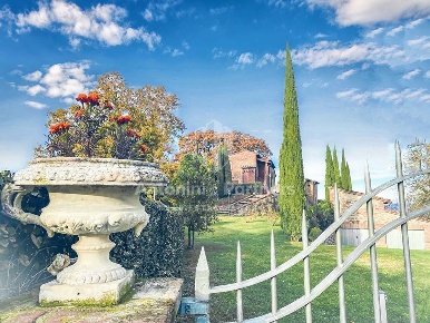 Foto Casale a Città della Pieve Centro di 300 m² con 15 locali in vendita