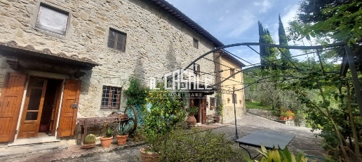 Foto Casale a Londa di 310 m² con 10 locali in vendita