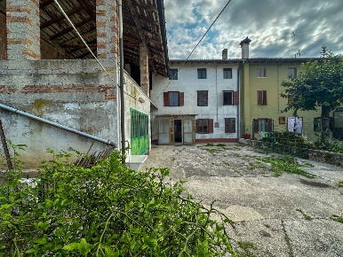 Foto Casale in Via Roma 44, San Vito al Torre Centro di 288 m² con 8 locali