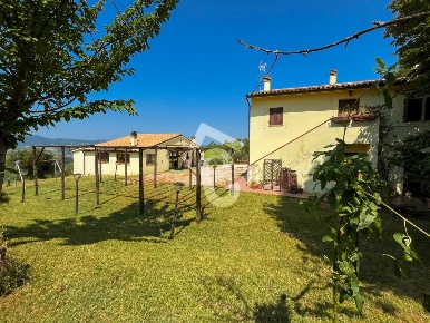 Foto Casale a Maiolati Spontini Centro di 699 m² con 10 locali in vendita