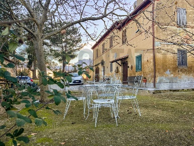 Foto Casale a Monsano di 600 m² con 8 locali in vendita