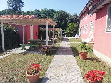 Foto Casale a Massarosa di 400 m² con 12 locali in vendita