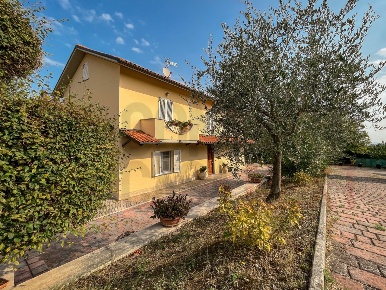 Foto Casale a Jesi Giardini - Fausto Coppi di 251 m² con 5 locali