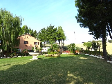 Foto Casale a Ostra Vetere di 220 m² con 10 locali in vendita
