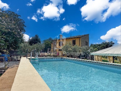 Foto Casale in Località Torri, Gualdo Cattaneo di 536 m² con 9 locali