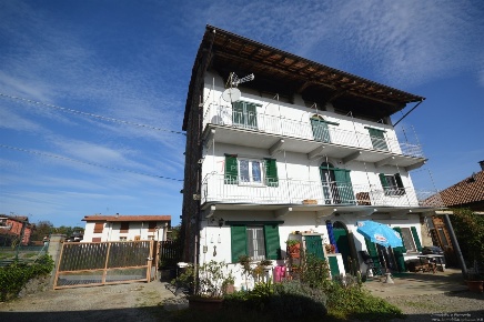 Foto Casale a Invorio di 300 m² con 5 locali in vendita
