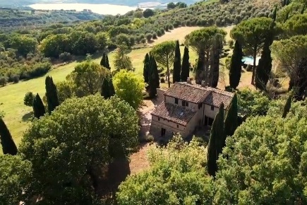 Foto Casale in Via degli Ulivi 18, Baschi di 440 m² con 7 locali in vendita