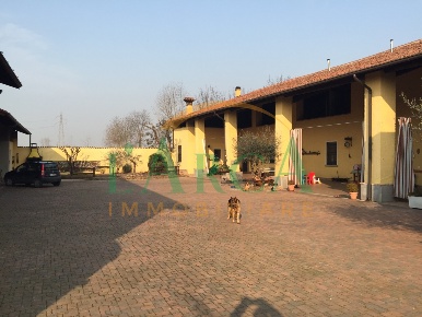 Foto Casale in via Castelcovati, Castrezzato di 387 m² con 7 locali