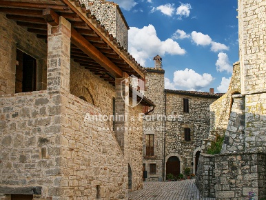 Foto Casale in Frazione Izzalini, Todi di 337 m² con 12 locali in vendita