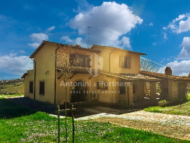 Foto Casale a Todi di 215 m² con 6 locali in vendita