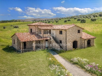 Foto Casale a Todi Centro di 300 m² con 7 locali in vendita