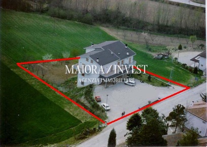 Foto Casale a Carassai di 750 m² con 10 locali in vendita