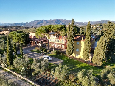 Foto Casale in Via di Montecarlo 59, Lucca di 1500 m² con 27 locali