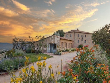 Foto Casale in Piazza Roma 06062, Città della Pieve Centro di 850 m²