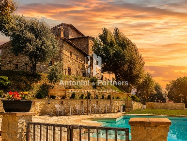 Foto Casale in frazione montemolino todi, Todi di 918 m² con 29 locali
