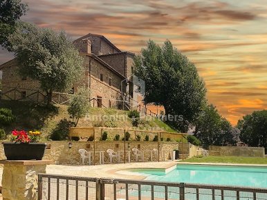 Foto Casale in frazione montemolino todi, Todi di 918 m² con 29 locali