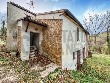 Foto Casale a Poggio San Marcello di 307 m² con 8 locali in vendita