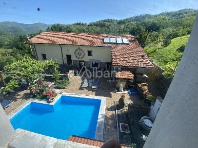 Foto Casale a Varese Ligure di 500 m² con 20 locali in vendita