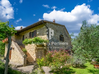 Foto Casale in Via Panorama, Gualdo Cattaneo di 355 m² con 8 locali