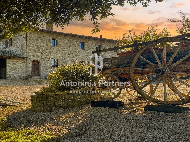 Foto Casale in Piazza del Popolo, Todi Centro di 600 m² con 8 locali