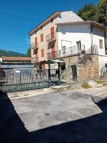 Foto Casale in Via Comino 14, Guardiagrele Centro di 230 m² con 10 locali