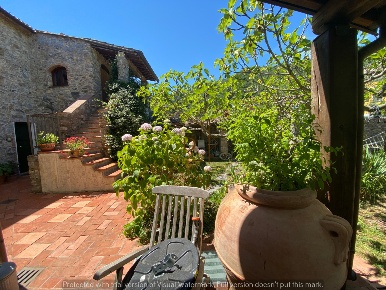 Foto Casale a Ameglia Centro di 270 m² con 9 locali in vendita