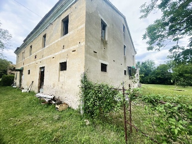 Foto Casale a Maiolati Spontini di 340 m² in vendita