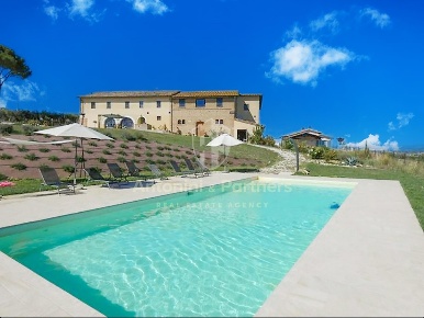 Foto Casale a Marsciano Centro di 600 m² con 14 locali in vendita