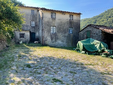 Foto Casale in Via delle Mura 13, Pescaglia di 420 m² con 20 locali
