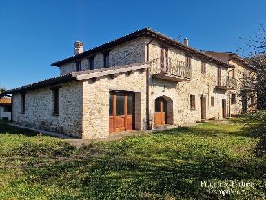 Foto Casale in Località San Lorenzo, Castel Ritaldi di 800 m² con 20 locali