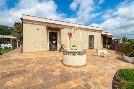 Foto Casale in Via Cimitero Civita 28, Zafferana Etnea Centro di 312 m²