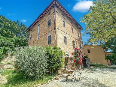 Foto Casale a Marsciano Centro di 380 m² con 10 locali in vendita