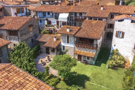 Foto Casale in Via Gandane 47, Marone Centro di 397 m² con 11 locali