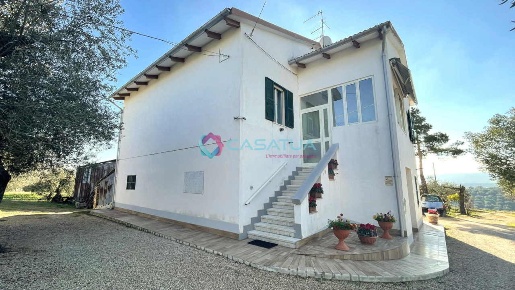 Foto Casale a Loreto Aprutino di 140 m² con 4 locali in vendita