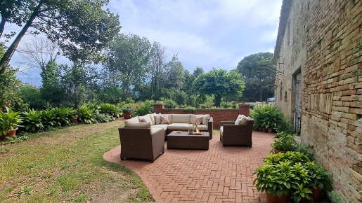 Foto Casale a Pesaro di 1850 m² con 9 locali in vendita