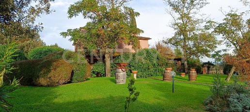 Foto Casale a Manciano di 650 m² con 10 locali in vendita