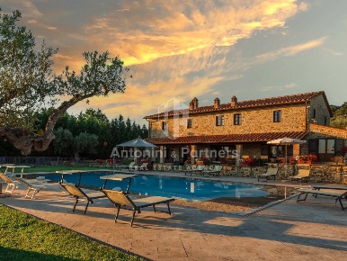 Foto Casale a Tuoro sul Trasimeno di 535 m² con 14 locali in vendita