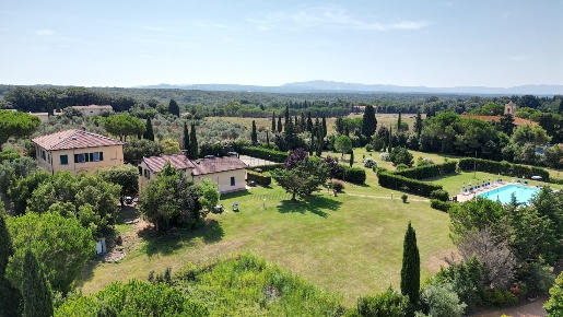 Foto Casale in Via Gorizia 39, Cecina di 1238 m² con 25 locali in vendita