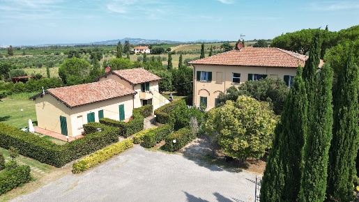 Foto Casale in Via Gorizia 39, Cecina di 1238 m² con 25 locali in vendita