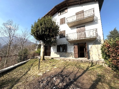 Foto Casale in Via Santa Geltrude Comensoli, Rota d'Imagna di 400 m²